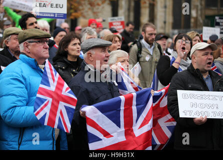 Londra, Regno Unito. 23 Nov, 2016. Centinaia di attivisti Pro-Brexit dimostrare nel vecchio palazzo di cantiere, di fronte al parlamento di Westminster contro la sentenza della Corte suprema sul Brexit, che il Parlamento britannico deve essere dato a dire su Brexit prima dell'articolo 50 può essere invocato. La protesta è stata programmata per coincidere con il Cancelliere Philip Hammond's autunno dichiarazione, con gli organizzatori sostenendo "i media di tutto il mondo sarà la copertura dell'evento, dando al 52% [chi ha votato per Brexit] massima esposizione a far sentire la loro voce". Credito: Dinendra Haria/Alamy Live News Foto Stock