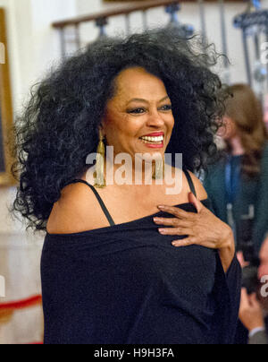 Washington, USA. 22 Novembre, 2016. Cantante Diana Ross arriva ad accettare la medaglia presidenziale della libertà, la nazione·s più alta onorificenza civile, dal presidente degli Stati Uniti Barack Obama nella Sala Est della Casa Bianca di Washington il 22 novembre 2016. Credito: Ron Sachs/CNP - nessun filo SERVICE - foto: consolidati/dpa/Alamy Live News Foto Stock