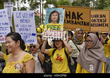 Kuala Lumpur, Malesia. 23 Nov, 2016. Manifestanti tenere premuto su una targhetta vicino al parlamento della Malesia a Kuala Lumpur esigente Maria mento Abdullah(60)'s rilasciare in un rally a Kuala Lumpur. Bersih 2.0 presidente Maria mento Abdullah è andato al tribunale per contestare la propria detenzione sotto la sicurezza reati (misure speciali) Act 2012 (Sosma). Mento, 60, era stato arrestato per 28 giorni sotto Sosma sabato scorso. © Chris Jung/ZUMA filo/Alamy Live News Foto Stock