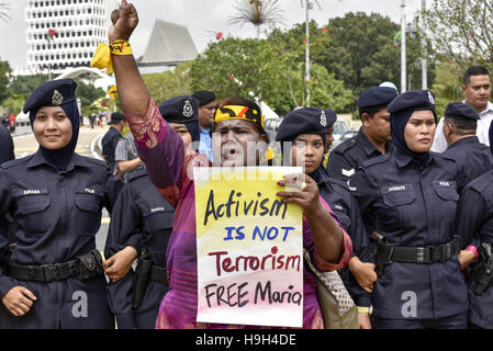 Kuala Lumpur, Malesia. 23 Nov, 2016. Un manifestante contiene fino una targhetta vicino al parlamento della Malesia a Kuala Lumpur durante la domanda Maria mento Abdullah(60)'s rally di rilascio il 23 novembre 2016.Bersih 2.0 presidente Maria mento Abdullah è andato al tribunale per contestare la propria detenzione sotto la sicurezza reati (misure speciali) Act 2012 (Sosma). Mento, 60, era stato arrestato per 28 giorni sotto Sosma sabato scorso. © Chris Jung/ZUMA filo/Alamy Live News Foto Stock