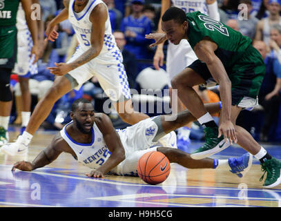 Lexington, Kentucky, Stati Uniti d'America. Il 23 febbraio, 2016. Kentucky Wildcats guard Dominique Hawkins (25) sul pavimento per una sfera sciolto contro Cleveland State Vichinghi guard Bobby Word (20) come Kentucky giocato Cleveland State mercoledì novembre 23, 2016 in Lexington, KY. © Lexington Herald-Leader/ZUMA filo/Alamy Live News Foto Stock