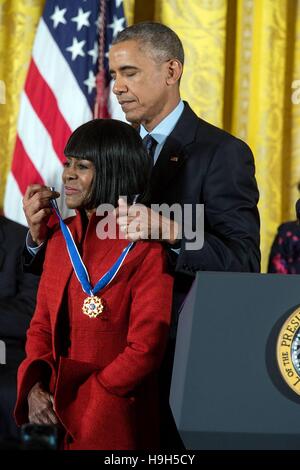 Washington, Stati Uniti d'America. 22 Novembre, 2016. Il presidente Barack Obama presenta la medaglia presidenziale della libertà di Cicely Tyson durante una cerimonia che si terrà nella Sala Est della Casa Bianca Novembre 22, 2016 a Washington, DC. Credito: Planetpix/Alamy Live News Foto Stock