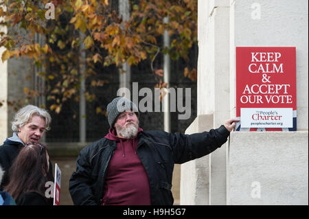 Londra, Regno Unito. Il 23 novembre 2016. Centinaia di pro-Brexit sostenitori si riuniscono per dimostrare al di fuori di casa del Parlamento il giorno della dichiarazione d'autunno. Il principale obiettivo della protesta era quello di richiesta attivazione immediata dell'articolo 50 dal primo ministro Theresa Maggio e opporsi alla recente sentenza della Corte suprema per dare MPs la decisione finale sulla questione. I manifestanti chiamata su i giudici, di governo e di parlamentari di rispettare e agire sul risultato del referendum UE dove il 52 percento ha votato per lasciare l'Unione europea. Wiktor Szymanowicz/Alamy Live News Foto Stock