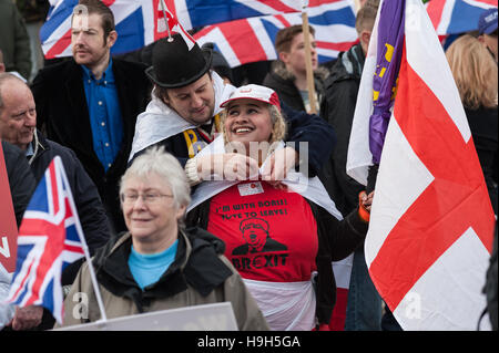 Londra, Regno Unito. Il 23 novembre 2016. Centinaia di pro-Brexit sostenitori si riuniscono per dimostrare al di fuori di casa del Parlamento il giorno della dichiarazione d'autunno. Il principale obiettivo della protesta era quello di richiesta attivazione immediata dell'articolo 50 dal primo ministro Theresa Maggio e opporsi alla recente sentenza della Corte suprema per dare MPs la decisione finale sulla questione. I manifestanti chiamata su i giudici, di governo e di parlamentari di rispettare e agire sul risultato del referendum UE dove il 52 percento ha votato per lasciare l'Unione europea. Wiktor Szymanowicz/Alamy Live News Foto Stock