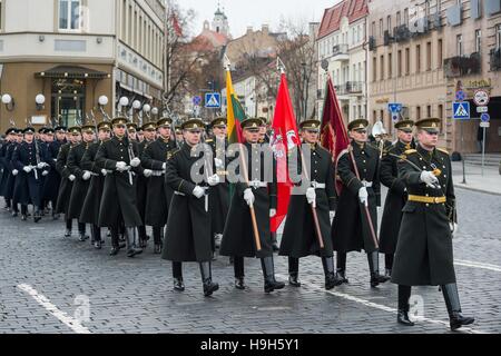 Vilnius, Lituania. 23 Nov, 2016. Le protezioni di onore assistere la Lituania le forze armate della celebrazione della festa di Vilnius, capitale della Lituania, su nov. 23, 2016. Il lituano le forze armate e le truppe di alcuni paesi della NATO ha tenuto un gala con formazione di mercoledì per celebrare la Lituania le forze armate della giornata. Il primo decreto che istituisce delle forze armate è stata appoved su nov. 23, 1918, che divennero le Forze Armate giorno del paese baltico. © Alfredas Pliadis/Xinhua/Alamy Live News Foto Stock