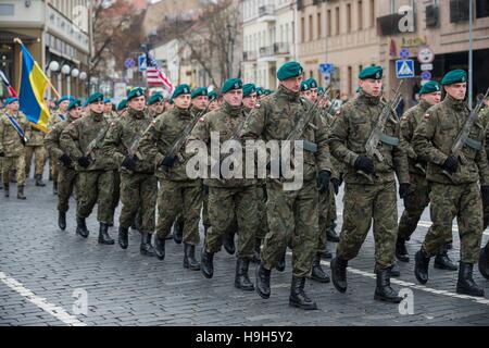 Vilnius, Lituania. 23 Nov, 2016. I membri delle forze armate polacche assistere la Lituania le forze armate della celebrazione della festa di Vilnius, capitale della Lituania, su nov. 23, 2016. Il lituano le forze armate e le truppe di alcuni paesi della NATO ha tenuto un gala con formazione di mercoledì per celebrare la Lituania le forze armate della giornata. Il primo decreto che istituisce delle forze armate è stata appoved su nov. 23, 1918, che divennero le Forze Armate giorno del paese baltico. © Alfredas Pliadis/Xinhua/Alamy Live News Foto Stock