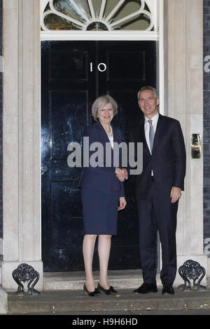 Londra, Regno Unito. 23 Nov, 2016. Il Primo Ministro inglese Theresa Maggio (L) si riunisce con il Segretario generale della NATO Jens Stoltenberg al numero 10 di Downing Street a Londra nov. 23, 2016. Credito: Tim Irlanda/Xinhua/Alamy Live News Foto Stock