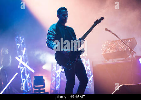 Londra, Regno Unito. 23 Nov, 2016. Anthony Gonzalez di M83 eseguire sul palco a Brixton Academy il 23 novembre 2016 a Londra, Regno Unito. Credito: Michael Jamison/Alamy Live News Foto Stock