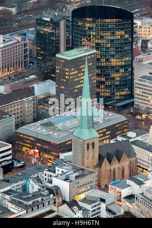 Dortmund, Germania. 23 Nov, 2016. Vista aerea, RWE Tower Dortmund al crepuscolo, la chiesa di San Pietro, Dortmund, la zona della Ruhr, RENANIA DEL NORD-VESTFALIA, Germania, Credito: Hans Blossey/Alamy Live News Foto Stock