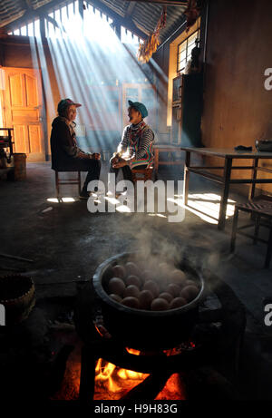(161124) -- DULONGJIANG, nov. 24, 2016 (Xinhua) -- Il 77-anno-vecchio Daiqie (L) con etnici tatuaggi facciali chat con 73-anno-vecchio Li Wenshi Dizhengdang nel villaggio di Dulongjiang Township, a sud-ovest della Cina di Provincia di Yunnan, nov. 23, 2016. Dulongjiang Township è casa per persone di Dulong gruppo etnico. A causa di abominevoli condizioni naturali, l'economia locale è stato sviluppato in passato. Dopo anni di sviluppo, le strade sono state lastricate e moderne case di abitazione costruita per sostituire la sterpaglia-case coperte. Il rurale assicurazione medica ha coperto il 98 percento degli abitanti del villaggio e tutti i bambini in età scolare hanno Foto Stock