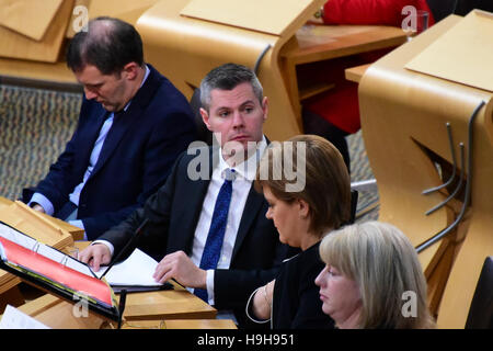 Edimburgo, Scozia, Regno Unito, 24 Novembre, 2016. Armadio scozzese segretario per finanziare Derek Mackay (C) si siede accanto al Primo Ministro Nicola Storione durante il tempo delle interrogazioni del Parlamento scozzese, Credito: Ken Jack / Alamy Live News Foto Stock