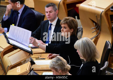 Edimburgo, Scozia, Regno Unito, 24 Novembre, 2016. Nicola lo storione durante il primo ministro di domande al parlamento scozzese, Credito: Ken Jack / Alamy Live News Foto Stock