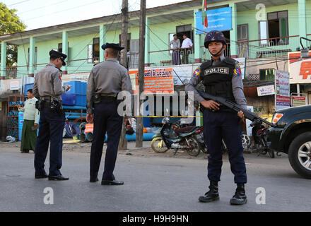 Yangon, Myanmar. 24 Novembre, 2016. Poliziotti di guardia di fronte a un sito di esplosione di Yangon, Myanmar, nov. 24, 2016. Serie di attentati dinamitardi verificatisi nel Sud Dagon township di Yangon, Myanmar il giovedì pomeriggio, secondo le informazioni del ministero. Credito: Haymhan Aung/Xinhua/Alamy Live News Foto Stock