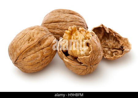 Rottura del kernel in legno di noce e tutto il legno di noce. Isolato su uno sfondo bianco Foto Stock