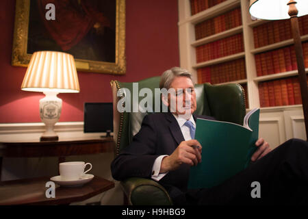 Il cancelliere dello scacchiere Philip Hammond legge attraverso la sua dichiarazione d'Autunno nel suo ufficio a 11 Downing Street, Londra che egli consegnerà a MPs alla House of Commons che dettaglia il governo della spesa e piani di tassazione. Foto Stock