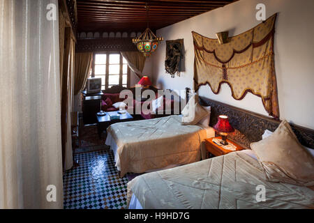 Camera di albergo a Riad Arabesque a Fès, Marocco. La Junior Suite Zalagh dispone di una luminosa e accogliente area salotto Foto Stock