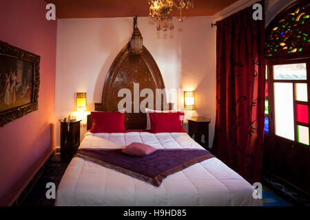 Camera di albergo a Riad Arabesque a Fès, Marocco. La camera da letto dell'Ambassador Suite Toufik è funzionale