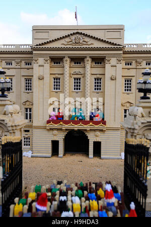 Lego figure della famiglia reale (da sinistra a destra) Principessa Charlotte, il principe Harry, la Regina Elisabetta II, il Duca di Edimburgo, il Duca di Cambridge, Prince George e la Duchessa di Cambridge sul balcone del Buckingham Palace modello a LEGOLAND Windsor, che è stata decorata per il villaggio di Natale stagione Bricktacular che inizia il 3 dicembre. Foto Stock