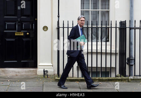 Il cancelliere Philip Hammond lascia 11 Downing Street, Londra, per la House of Commons come egli si prepara ad offrire la sua dichiarazione d'autunno. Foto Stock