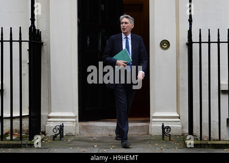 Il cancelliere Philip Hammond lascia 11 Downing Street, Londra, per la House of Commons come egli si prepara ad offrire la sua dichiarazione d'autunno. Foto Stock