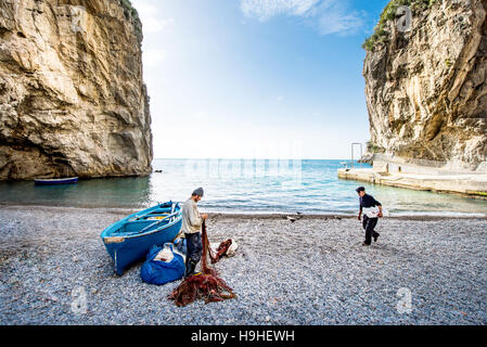 Pescatore in Costiera Amalfitana in inverno Foto Stock