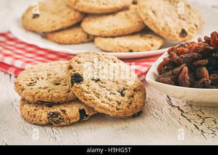 Frumento integrale biscotti con uvetta su bianco tavolo rustico Foto Stock