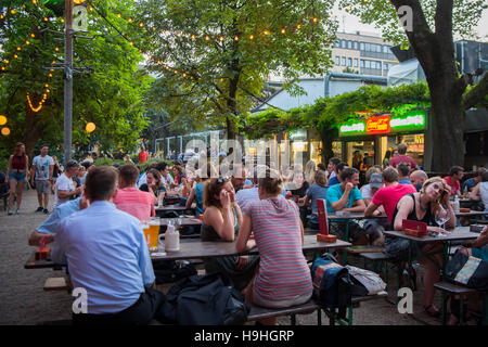 Deutschland, Köln, Neustadt-Nord, Biergarten im Stadtgarten Foto Stock