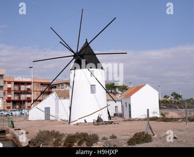 Mulino a vento restaurato a Lo Pagan, Spagna Foto Stock