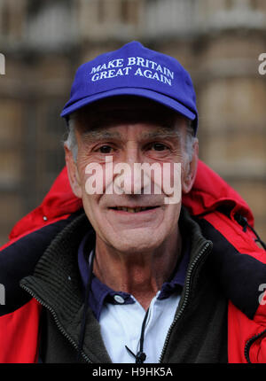 Ben Tillson durante un Pro Brexit protesta al di fuori della sede del parlamento di Westminster a Londra. Foto Stock