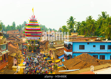 La folla di persone si riuniscono per tirare il grande carro ratta durante l'annuale festival Shivarathri. Orizzontale alto vista aerea Foto Stock