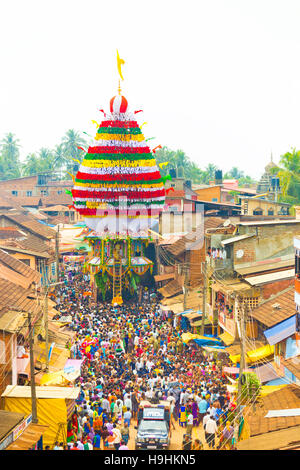 La folla di persone si riuniscono per tirare il grande carro ratta durante l'annuale festival Shivarathri. Verticale alto vista aerea Foto Stock