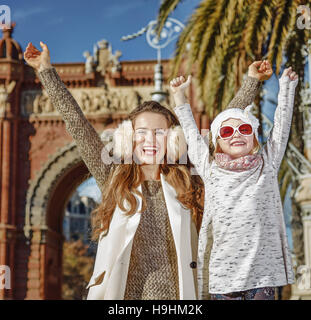 A Barcellona per una perfetta inverno. Ritratto di felice alla moda di madre e bambino vicino al Arc de Triomf a Barcellona Spagna gioia Foto Stock