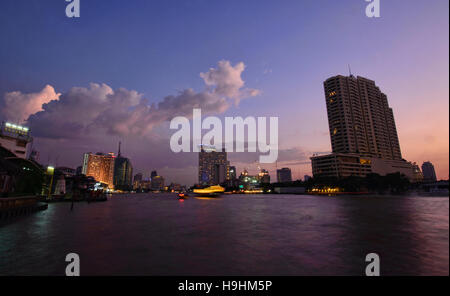 Ora blu sul Fiume Chao Phraya, Bangkok, Thailandia Foto Stock