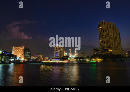 Ora blu sul Fiume Chao Phraya, Bangkok, Thailandia Foto Stock