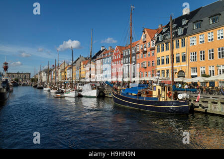 Storico e coloratissimo Nyhavn Canal a Copenaghen, consente di deselezionare Foto Stock