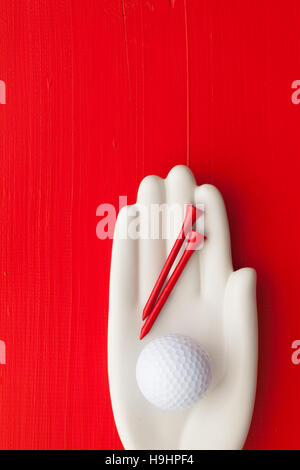 Dettaglio della mano artificiale con attrezzature da golf - Appartamento - Fotografia dei laici Foto Stock