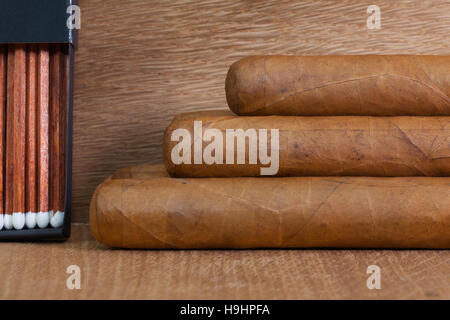 Lusso sigari cubani sul tavolo di legno. Foto Stock