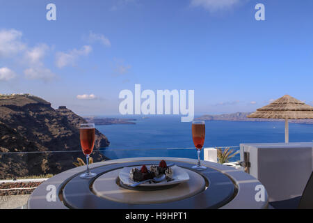 Cocktail Champagne su un patio a Imerovigli, Santorini, Mar Egeo, Grecia Foto Stock