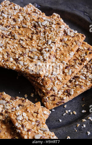 Il farro e muesli tutto pasto crackers o fette biscottate un sano croccante snack organico Foto Stock