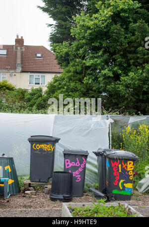 Cassonetti per il riciclaggio al Golden Hill comunità giardino a Bristol REGNO UNITO Foto Stock