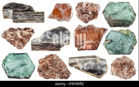 Set di varie mica (phlogopite) minerali isolati su sfondo bianco Foto Stock
