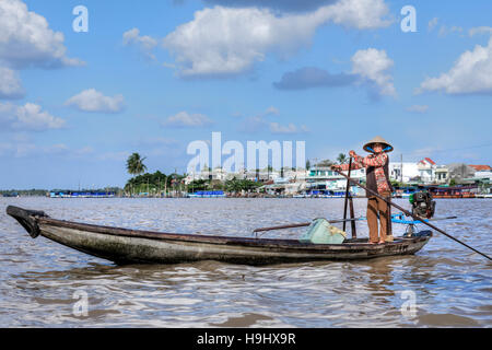 Donna canottaggio un sampan barca sul fiume Hau a Can Tho, Delta del Mekong, Vietnam Asia Foto Stock