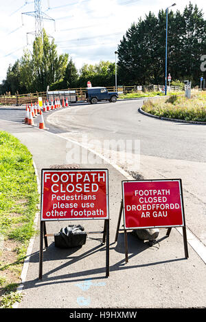 Sentiero segni di chiusura durante la guida su strada con alterazioni, Llanfoist vicino a Abergavenny, Wales, Regno Unito Foto Stock