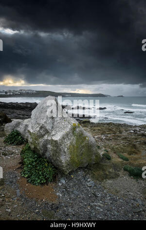 Tempesta Angus si avvicina al North Cornwall coast in Cornovaglia. Foto Stock
