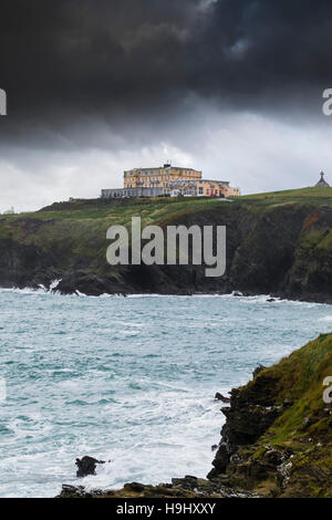 Nuvole pesanti dalla tempesta Angus raccogliere oltre l'Atlantic Hotel a Newquay, Cornwall. Foto Stock