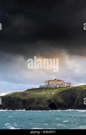 Nuvole scure dalla tempesta Angus raccogliendo oltre l'Atlantic Hotel a Newquay, Cornwall. Regno Unito meteo. Foto Stock