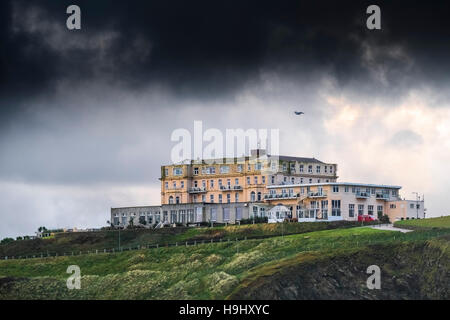 Nuvole scure dalla tempesta Angus raccogliendo oltre l'Atlantic Hotel a Newquay, Cornwall. Regno Unito meteo. Foto Stock