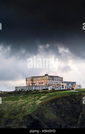 Nuvole scure dalla tempesta Angus raccogliendo oltre l'Atlantic Hotel a Newquay, Cornwall. Regno Unito meteo. Foto Stock