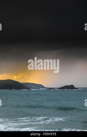 Tempesta Angus si avvicina al North Cornwall coast. Regno Unito meteo. Foto Stock
