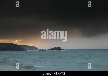 Tempesta Angus si avvicina al North Cornwall coast. Regno Unito meteo. Foto Stock